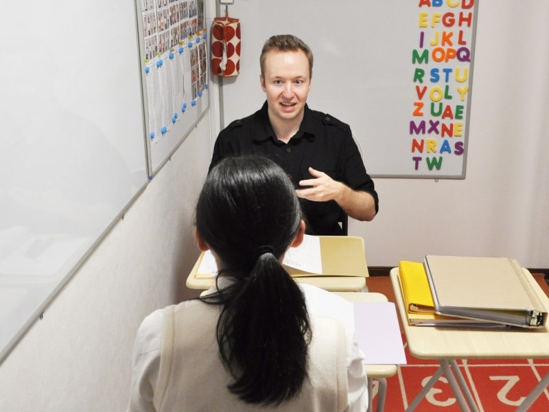 
福岡市早良区と西区にあるOtisの英会話教室で行っている英検対策レッスンを行っている先生の写真