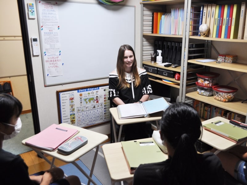 福岡市西区の姪浜にあるOtisの英会話教室・姪浜教室で２０２０年の７月中に当教室の先生が英会話の中学生グループレッスンを教えている時に撮った写真