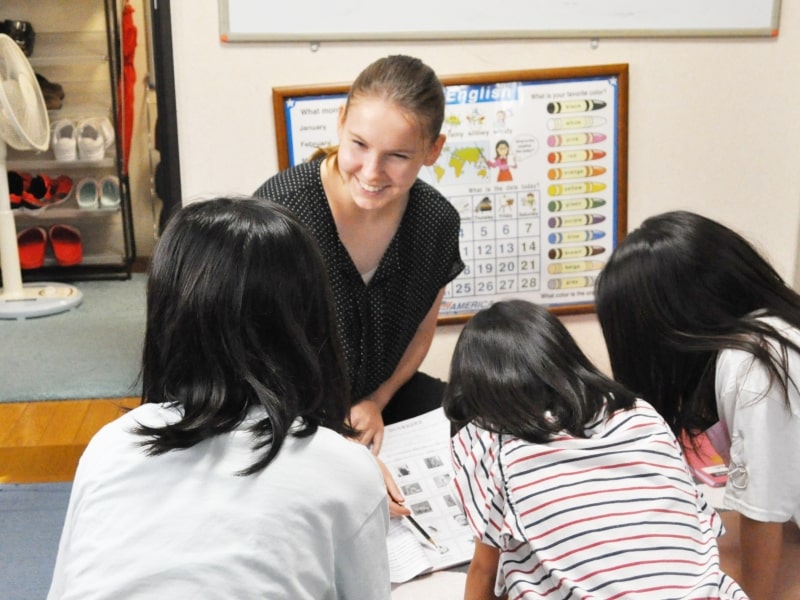 Otisの英会話教室の先生が２０２１年の８月に子供レッスンの生徒ちゃん達と宿題の予習をしている時の写真