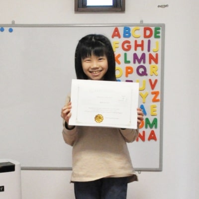 Otisの英会話教室の生徒ちゃんが２０２０年度の英検ジュニアの受験証明書を手に持って、撮影した写真