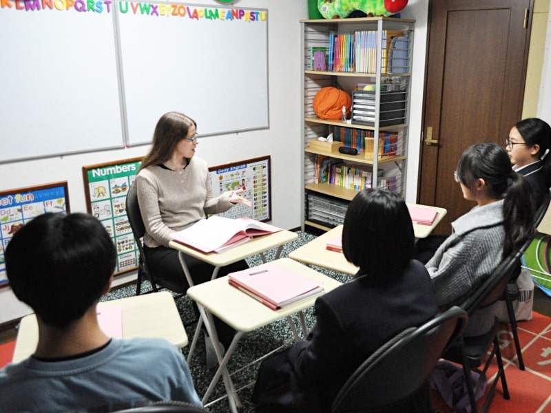 ２０１６年の１２月にOtisの英会話教室・姪浜教室で先生と生徒さん３人が英会話カフェを行っている時の写真